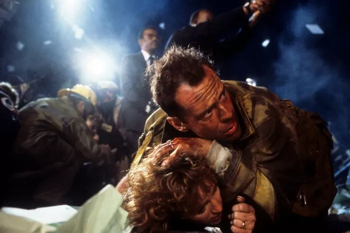 Bruce Willis (John McClane), Bonnie Bedelia (Holly Gennaro McClane), Reginald VelJohnson (Sgt. Al Powell) zdroj: imdb.com