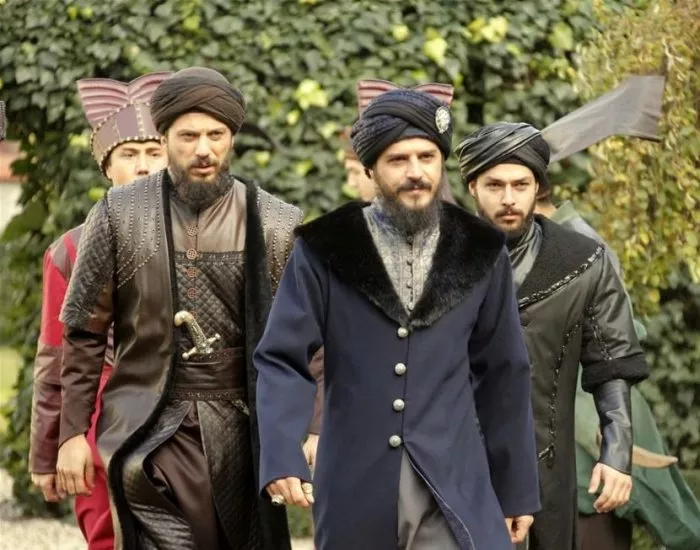 Mehmet Günsür (Sehzade Mustafa), Serkan Altunorak (Taslicali Yahya), Hilmi Cem Intepe zdroj: imdb.com