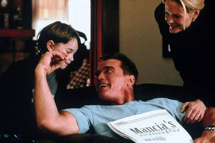 Arnold Schwarzenegger (Gordy Brewer), Lindsay Frost (Anne Brewer)