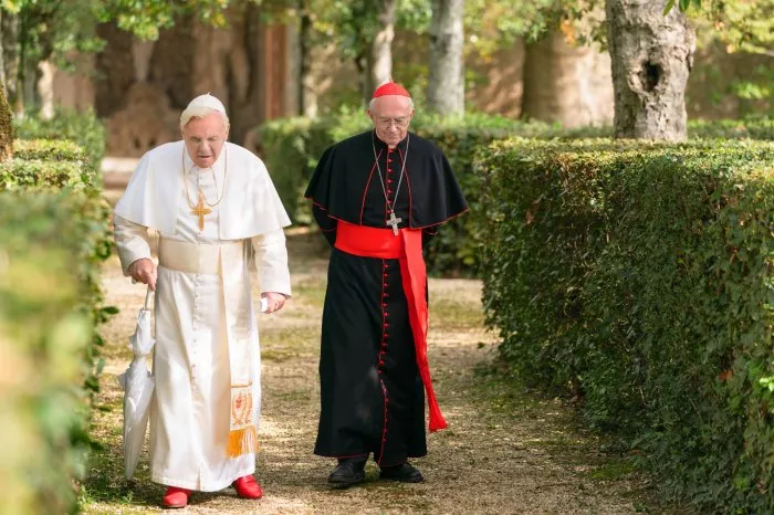 Anthony Hopkins (Cardinal Joseph Aloisius Ratzinger), Jonathan Pryce (Cardinal Jorge Mario Bergoglio) zdroj: imdb.com