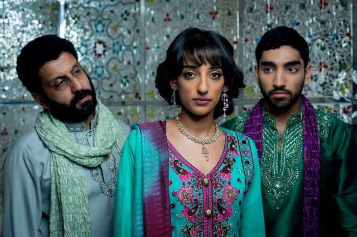 Adeel Akhtar, Mawaan Rizwan, Kiran Sonia Sawar zdroj: imdb.com