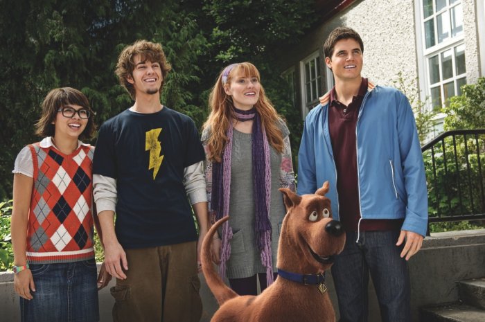 Frank Welker (Scooby Doo), Robbie Amell (Fred), Kate Melton (Daphne), Nick Palatas (Shaggy), Hayley Kiyoko (Velma) zdroj: imdb.com