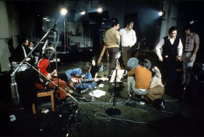 Paul McCartney, John Lennon, Neil Aspinall, Mal Evans, George Harrison, Michael Lindsay-Hogg, Yoko Ono, Ringo Starr, The Beatles zdroj: imdb.com
