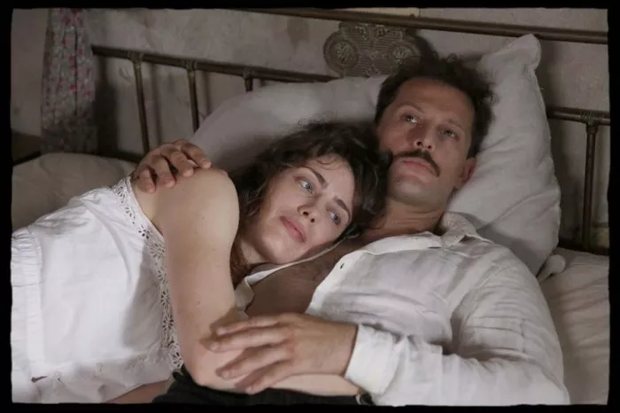 Nicolas Duvauchelle (Morlac), Sophie Verbeeck (Valentine) zdroj: imdb.com