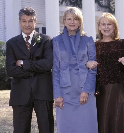 Candice Bergen (Mayor Kate Hennings), Mary Kay Place (Pearl Smooter), Fred Ward (Earl Smooter) zdroj: imdb.com