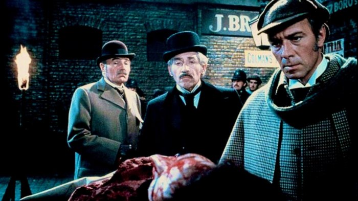 James Mason (Dr. John H. Watson), Christopher Plummer (Sherlock Holmes), Frank Finlay (Inspector Lestrade) zdroj: imdb.com
