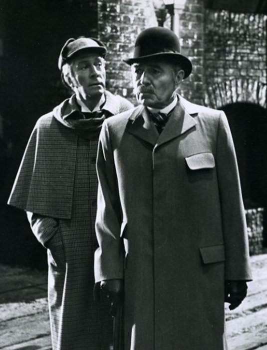 James Mason (Dr. John H. Watson), Christopher Plummer (Sherlock Holmes) zdroj: imdb.com