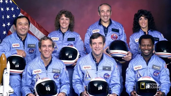 Gregory Jarvis (Self - Payload Specialist, STS-51L), Christa McAuliffe (Self - Payload Specialist, STS-51L), Ellison Onizuka (Self - Mission Specialist, STS-51L), Francis Scobee (Self - Commander, STS-51L), Ron McNair (Self - Mission Specialist, STS-51L), Judith A. Resnik (Self - Mission Specialist, STS-51L), Michael J. Smith (Self - Pilot, STS-51L) zdroj: imdb.com