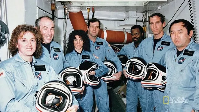 Gregory Jarvis (Self - Payload Specialist, STS-51L), Christa McAuliffe (Self - Payload Specialist, STS-51L), Ellison Onizuka (Self - Mission Specialist, STS-51L), Francis Scobee (Self - Commander, STS-51L), Ron McNair (Self - Mission Specialist, STS-51L), Judith A. Resnik (Self - Mission Specialist, STS-51L), Michael J. Smith (Self - Pilot, STS-51L) zdroj: imdb.com