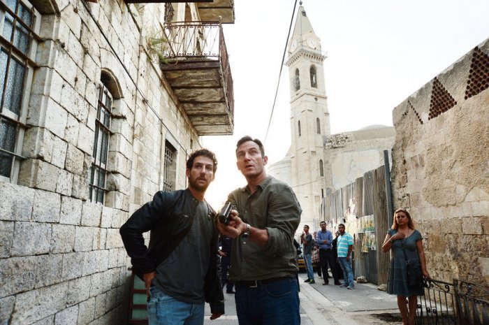 Jason Isaacs (Peter Connelly), Ori Pfeffer (Detective Golan Cohen) zdroj: imdb.com