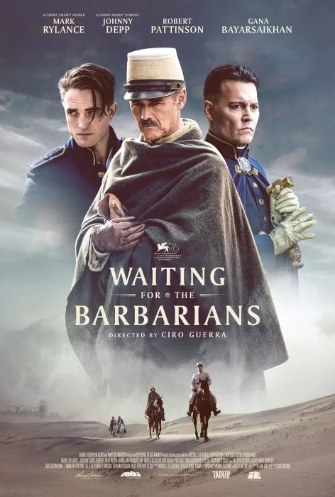 Johnny Depp (Colonel Joll), Mark Rylance (The Magistrate), Robert Pattinson (Officer Mandel) zdroj: imdb.com