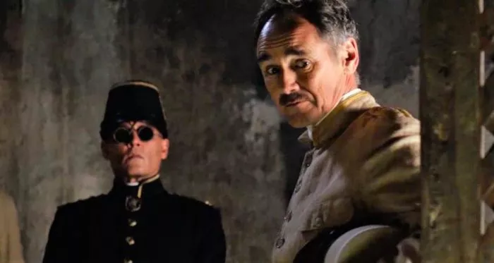 Johnny Depp (Colonel Joll), Mark Rylance (The Magistrate) zdroj: imdb.com