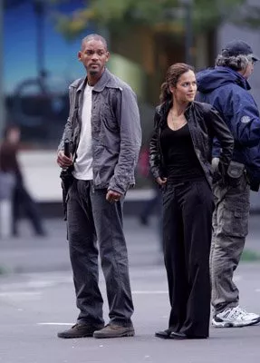 Will Smith (Robert Neville), Alice Braga (Anna) zdroj: imdb.com 
promo k filmu
