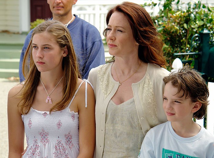 Carolyn Dando (Lauren Connelly), Ann Cusack (Denise Connelly), Kodi Smit-McPhee (Toby Connelly)