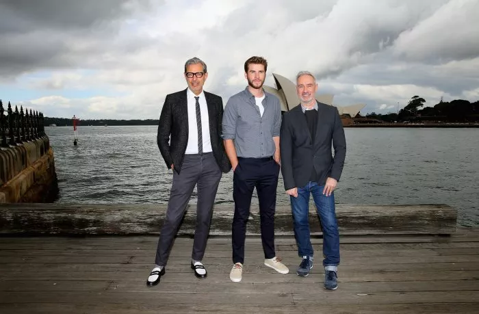 Jeff Goldblum (David Levinson), Roland Emmerich, Liam Hemsworth (Jake Morrison) zdroj: imdb.com 
promo k filmu