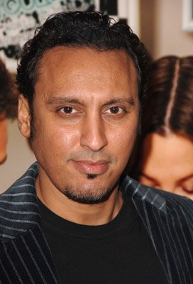 Aasif Mandvi (Khan) zdroj: imdb.com 
promo k filmu