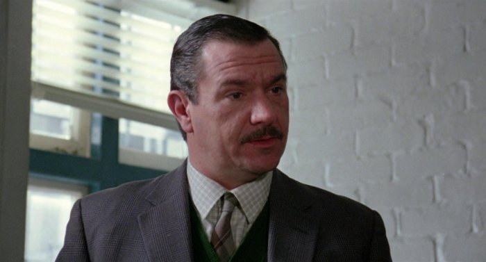 Michael Elphick (Inspector Huish) zdroj: imdb.com