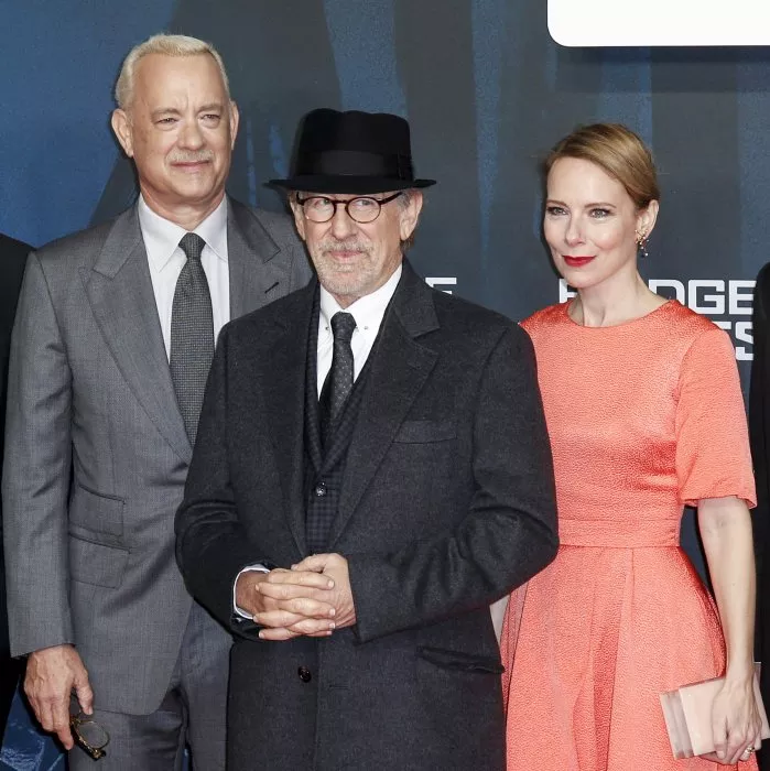 Tom Hanks (James B. Donovan), Steven Spielberg, Amy Ryan (Mary Donovan) zdroj: imdb.com 
promo k filmu