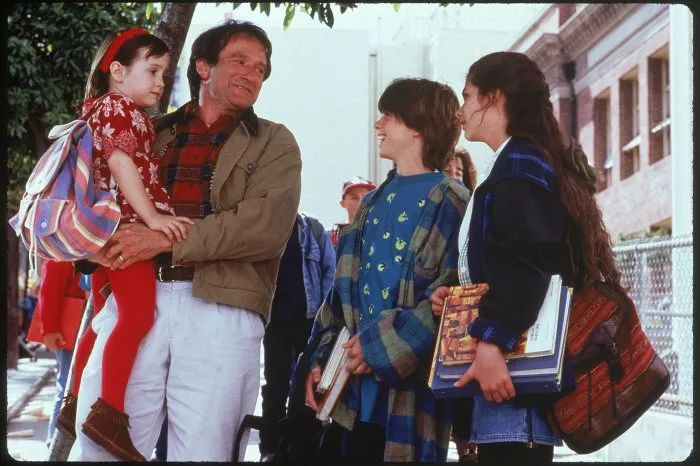 Robin Williams (Daniel Hillard), Matthew Lawrence (Chris Hillard), Lisa Jakub (Lydia Hillard), Mara Wilson (Natalie Hillard) zdroj: imdb.com