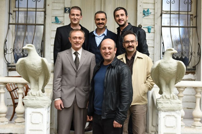 Serdar Orçin (Kudret), Tansu Biçer (Turgut), Serkan Keskin (Sait), Osman Sonant (Orhan), Nadir Saribacak (Nazim), Fatih Artman (Aziz) zdroj: imdb.com
