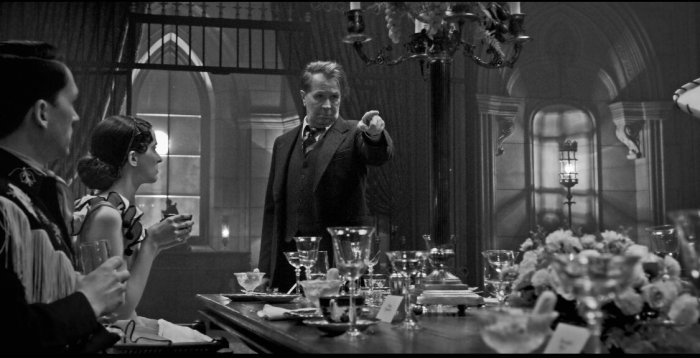 Gary Oldman (Herman Mankiewicz), Lily Collins (Rita Alexander) zdroj: imdb.com