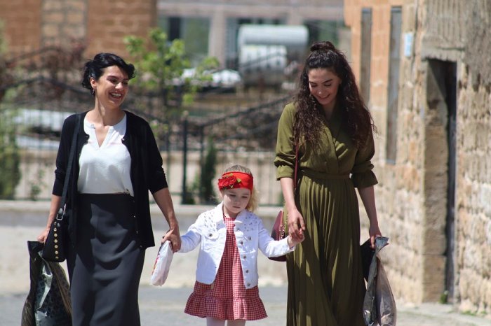 Feride Çetin (Zehra Sadoglu), Ebru Sahin (Reyyan Sadoglu), Ebrar Alya Demirbilek (Gül Sadoglu) zdroj: imdb.com