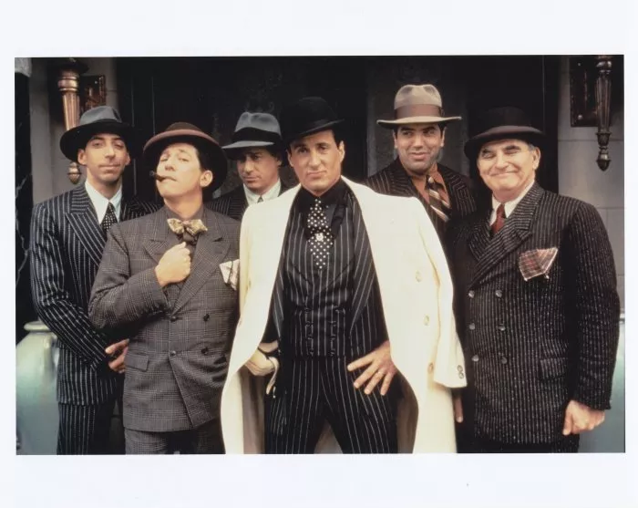 Sylvester Stallone (Angelo ’Snaps’ Provolone), Chazz Palminteri (Connie), Richard Foronjy (Knucky), Peter Riegert (Aldo), Joey Travolta (Ace), Paul Greco (Schemer) zdroj: imdb.com