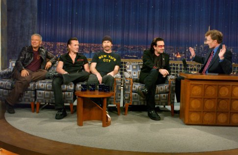 Conan O’Brien, Bono, Adam Clayton, Larry Mullen Jr., The Edge zdroj: imdb.com