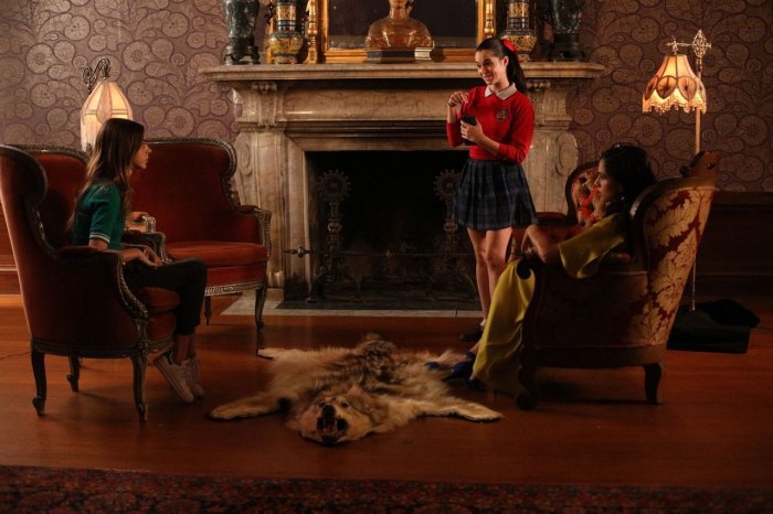 Gia Mantegna (Charlotte Feldman), Vanessa Marano (Nancy Graves), Aparna Brielle (Lorna Reddy) zdroj: imdb.com