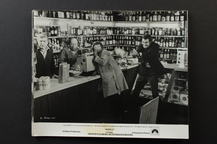 Burt Reynolds (Lt. Phil Gaines), Alvin Hammer (Liquor Store Clerk), Queenie Smith (Customer), Dave Willock (Liquor Store Clerk) zdroj: imdb.com