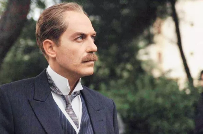 Sinan Tuzcu (Mustafa Kemal Atatürk - Age 25-45) zdroj: imdb.com