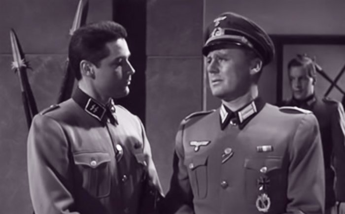 Van Johnson (Sgt. Hans Von Kroner), Kerwin Mathews (Wilitz) zdroj: imdb.com