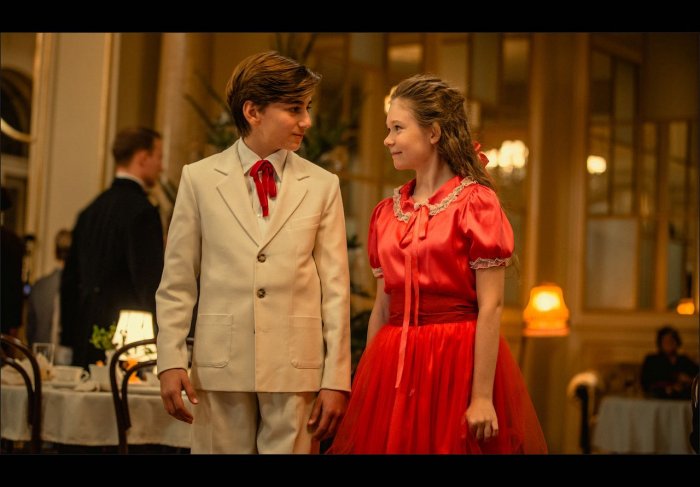 Ursula Parker (Young Rachel), Sebastian Croft (Young Robert Pulaski) zdroj: imdb.com