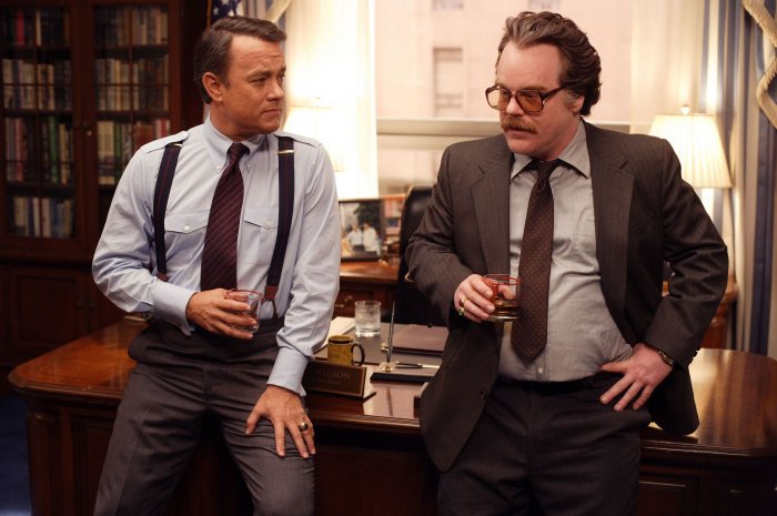 Tom Hanks (Charlie Wilson), Philip Seymour Hoffman (Gust Avrakotos) zdroj: imdb.com