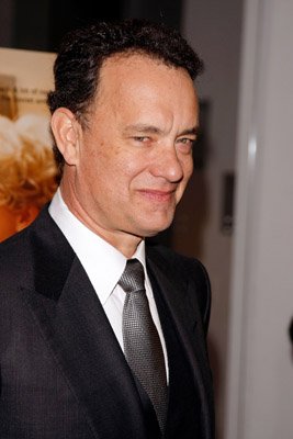 Tom Hanks (Charlie Wilson) zdroj: imdb.com 
promo k filmu