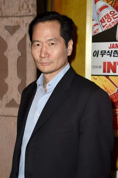Charles Rahi Chun (General Jong) zdroj: imdb.com 
promo k filmu