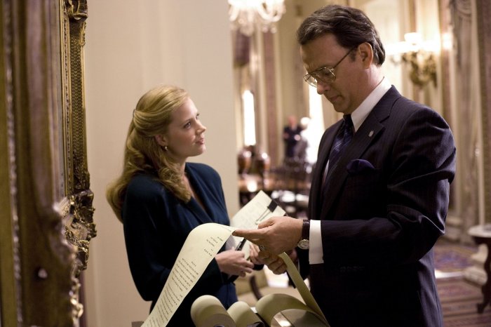Tom Hanks (Charlie Wilson), Amy Adams (Bonnie Bach) zdroj: imdb.com