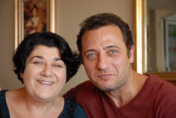 Serra Yilmaz (Mother), Yigit Özsener (Mete) zdroj: imdb.com