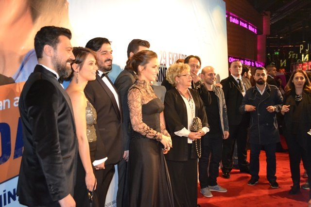 Nevra Serezli, Asli Tandogan, Özgür Ozan, Bülent Emrah Parlak zdroj: imdb.com 
promo k filmu