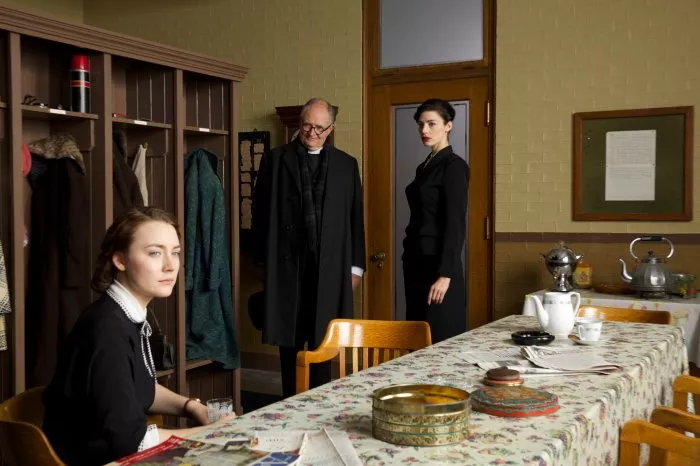 Jim Broadbent (Father Flood), Jessica Paré, Saoirse Ronan (Eilis Lacey) zdroj: imdb.com