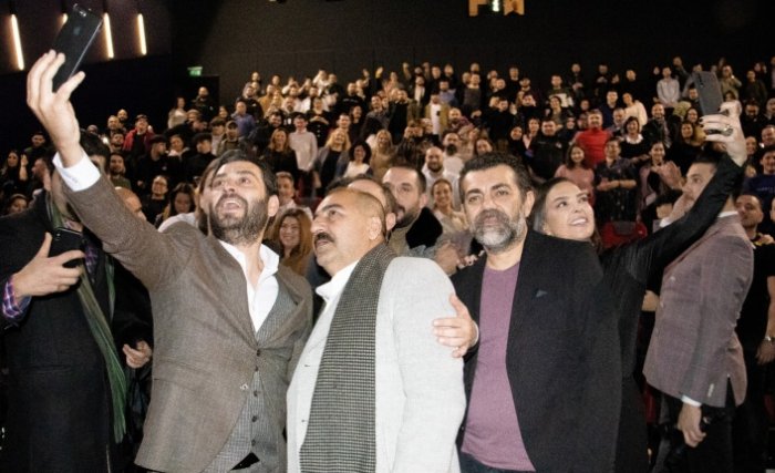 Savas Özdemir, Emir Benderlioglu, Sevil Aki, Ozan Akbaba, Ömer Kurt zdroj: imdb.com 
promo k filmu