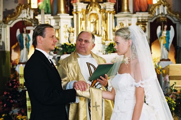 Tamara Arciuch (Bride Kaska Wojnarówna), Andrzej Beja-Zaborski (Priest Adam), Bartlomiej Topa (Groom Janusz) zdroj: imdb.com