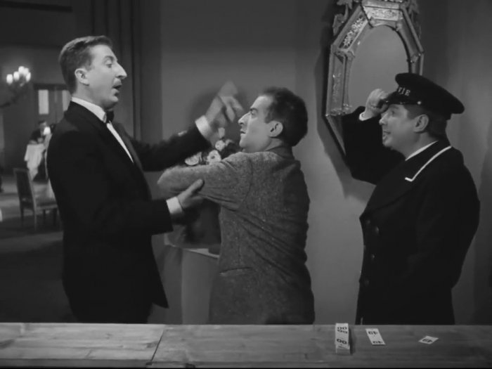 Comme un cheveu sur la soupe (1956) - Le chasseur de 'La belle vie'