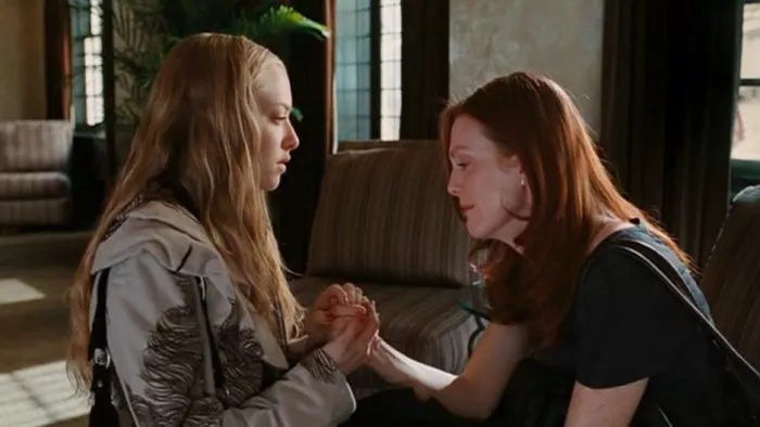 Julianne Moore (Catherine Stewart), Amanda Seyfried (Chloe) zdroj: imdb.com