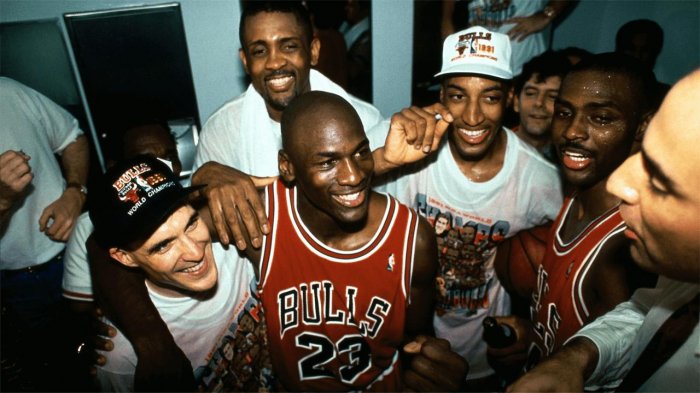 Michael Jordan (Self), Scottie Pippen (Self - Bulls Forward 1987 - 1998), Horace Grant (Self - Bulls Forward 1987 - 1994) zdroj: imdb.com