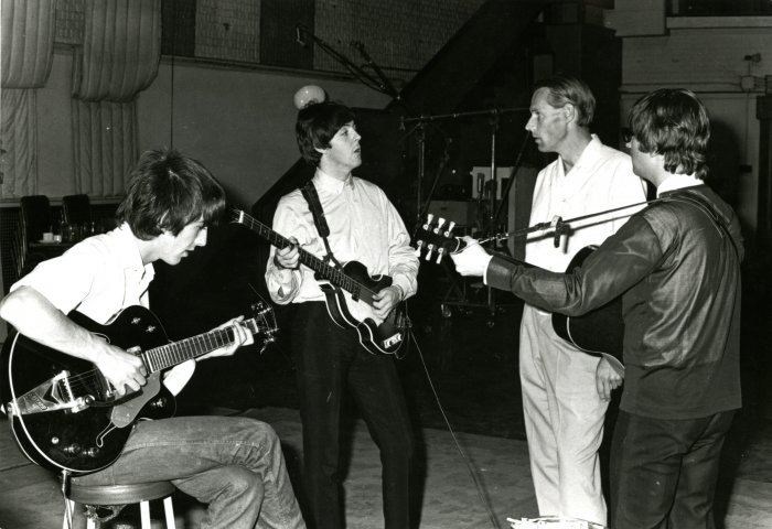Paul McCartney, John Lennon, George Harrison, George Martin, The Beatles zdroj: imdb.com