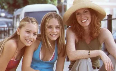 Ashley Olsen (Alex), Mary-Kate Olsen (Madison), Wendy Schaal zdroj: imdb.com