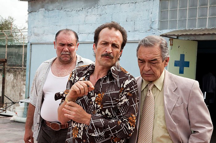 Jesús Ochoa (Caracas), Daniel Giménez Cacho (Javi), Fernando Becerril (Prison Director)