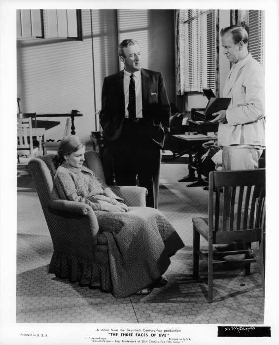 Lee J. Cobb (Doctor Curtis Luther), Rush Williams (Leonard - Hospital Orderly), Joanne Woodward (Eve White) zdroj: imdb.com