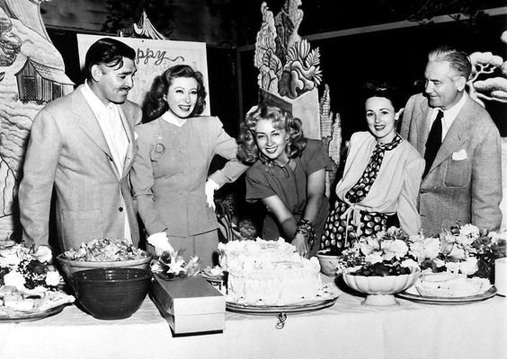 Clark Gable, Greer Garson, Joan Blondell, Victor Fleming, Lina Romay zdroj: imdb.com 
promo k filmu